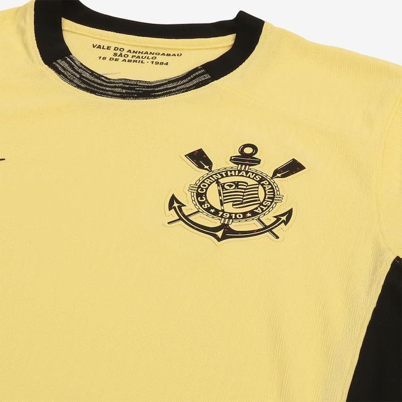 Camisa Nike Corinthians III 23/24 Jogador C/ Patrocínios, Camisa Futebol, Nike, Democracia Corinthiana Seguindo a inspiração da Democracia Corinthiana e com um amarelo vibrante, a nova camisa do Timão é uma referência à camisa usada pelos jogadores, artistas e jornalistas em 1984 no Vale de Anhangabaú, quando pediam a volta das eleições diretas no Brasil. Icônica. Sustentabilidade e Meio Ambiente É a primeira vez que o uniforme do Corinthians usa a aplicação do escudo e o swoosh (logomarca da Nike) em acaba