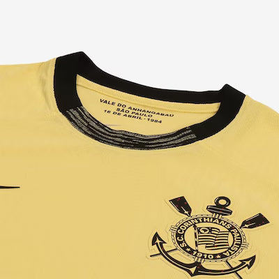 Camisa Nike Corinthians III 23/24 Jogador C/ Patrocínios, Camisa Futebol, Nike, Democracia Corinthiana Seguindo a inspiração da Democracia Corinthiana e com um amarelo vibrante, a nova camisa do Timão é uma referência à camisa usada pelos jogadores, artistas e jornalistas em 1984 no Vale de Anhangabaú, quando pediam a volta das eleições diretas no Brasil. Icônica. Sustentabilidade e Meio Ambiente É a primeira vez que o uniforme do Corinthians usa a aplicação do escudo e o swoosh (logomarca da Nike) em acaba