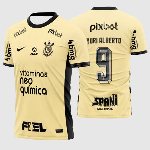 Camisa Nike Corinthians III 23/24 Jogador C/ Patrocínios, Camisa Futebol, Nike, Democracia Corinthiana Seguindo a inspiração da Democracia Corinthiana e com um amarelo vibrante, a nova camisa do Timão é uma referência à camisa usada pelos jogadores, artistas e jornalistas em 1984 no Vale de Anhangabaú, quando pediam a volta das eleições diretas no Brasil. Icônica. Sustentabilidade e Meio Ambiente É a primeira vez que o uniforme do Corinthians usa a aplicação do escudo e o swoosh (logomarca da Nike) em acaba