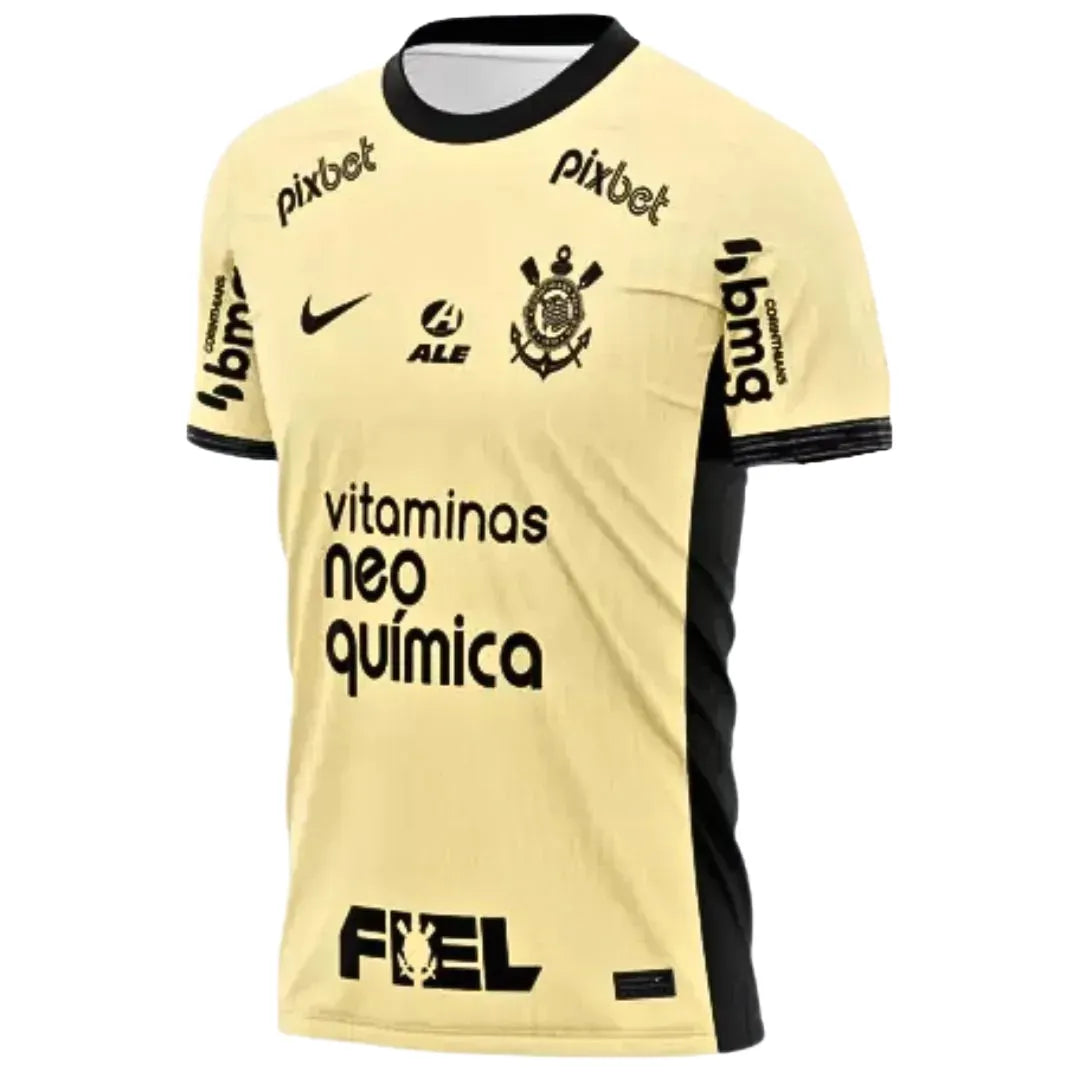 Camisa Nike Corinthians III 23/24 Jogador C/ Patrocínios, Camisa Futebol, Nike, Democracia Corinthiana Seguindo a inspiração da Democracia Corinthiana e com um amarelo vibrante, a nova camisa do Timão é uma referência à camisa usada pelos jogadores, artistas e jornalistas em 1984 no Vale de Anhangabaú, quando pediam a volta das eleições diretas no Brasil. Icônica. Sustentabilidade e Meio Ambiente É a primeira vez que o uniforme do Corinthians usa a aplicação do escudo e o swoosh (logomarca da Nike) em acaba