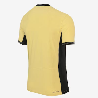 Camisa Nike Corinthians III 23/24 Jogador, Camisa Futebol, Nike, Democracia Corinthiana Seguindo a inspiração da Democracia Corinthiana e com um amarelo vibrante, a nova camisa do Timão é uma referência à camisa usada pelos jogadores, artistas e jornalistas em 1984 no Vale de Anhangabaú, quando pediam a volta das eleições diretas no Brasil. Icônica. Sustentabilidade e Meio Ambiente É a primeira vez que o uniforme do Corinthians usa a aplicação do escudo e o swoosh (logomarca da Nike) em acabamento feito com