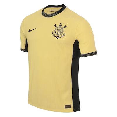 Camisa Nike Corinthians III 23/24 Jogador, Camisa Futebol, Nike, Democracia Corinthiana Seguindo a inspiração da Democracia Corinthiana e com um amarelo vibrante, a nova camisa do Timão é uma referência à camisa usada pelos jogadores, artistas e jornalistas em 1984 no Vale de Anhangabaú, quando pediam a volta das eleições diretas no Brasil. Icônica. Sustentabilidade e Meio Ambiente É a primeira vez que o uniforme do Corinthians usa a aplicação do escudo e o swoosh (logomarca da Nike) em acabamento feito com