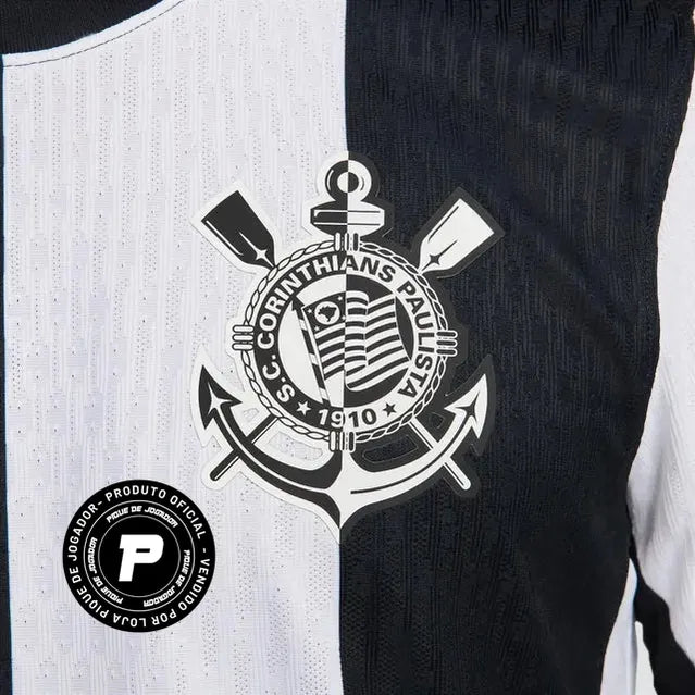 Camisa Nike Corinthians III 24/25 Jogador C/ Patrocínios, Camisa Futebol, Nike, É UMA PELA OUTRA. Nova camisa III do Corinthians, inspirada nas mulheres negras do Timão. O futebol é um esporte coletivo. E, quando elas entram em campo, estar juntas é muito mais do que só uma regra. Juntas, elas abrem caminhos. Juntas, elas conquistam respeito. Juntas, elas lutam contra o racismo. A Coleção 2024/2025 é um símbolo da luta antirracista no futebol. Sabemos que ainda há muito a ser feito, mas quanto mais aliados,