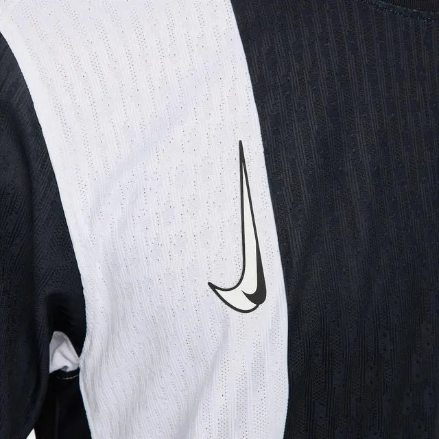 Camisa Nike Corinthians III 24/25 Jogador C/ Patrocínios, Camisa Futebol, Nike, É UMA PELA OUTRA. Nova camisa III do Corinthians, inspirada nas mulheres negras do Timão. O futebol é um esporte coletivo. E, quando elas entram em campo, estar juntas é muito mais do que só uma regra. Juntas, elas abrem caminhos. Juntas, elas conquistam respeito. Juntas, elas lutam contra o racismo. A Coleção 2024/2025 é um símbolo da luta antirracista no futebol. Sabemos que ainda há muito a ser feito, mas quanto mais aliados,