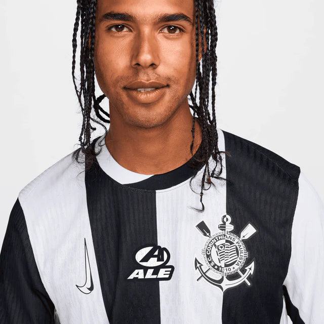 Camisa Nike Corinthians III 24/25 Jogador C/ Patrocínios, Camisa Futebol, Nike, É UMA PELA OUTRA. Nova camisa III do Corinthians, inspirada nas mulheres negras do Timão. O futebol é um esporte coletivo. E, quando elas entram em campo, estar juntas é muito mais do que só uma regra. Juntas, elas abrem caminhos. Juntas, elas conquistam respeito. Juntas, elas lutam contra o racismo. A Coleção 2024/2025 é um símbolo da luta antirracista no futebol. Sabemos que ainda há muito a ser feito, mas quanto mais aliados,
