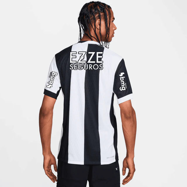 Camisa Nike Corinthians III 24/25 Jogador C/ Patrocínios, Camisa Futebol, Nike, É UMA PELA OUTRA. Nova camisa III do Corinthians, inspirada nas mulheres negras do Timão. O futebol é um esporte coletivo. E, quando elas entram em campo, estar juntas é muito mais do que só uma regra. Juntas, elas abrem caminhos. Juntas, elas conquistam respeito. Juntas, elas lutam contra o racismo. A Coleção 2024/2025 é um símbolo da luta antirracista no futebol. Sabemos que ainda há muito a ser feito, mas quanto mais aliados,