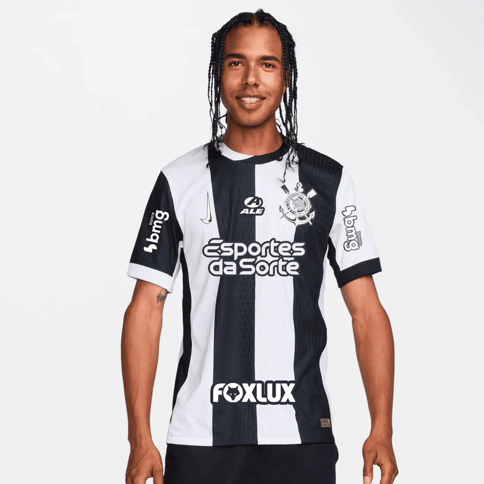Camisa Nike Corinthians III 24/25 Jogador C/ Patrocínios, Camisa Futebol, Nike, É UMA PELA OUTRA. Nova camisa III do Corinthians, inspirada nas mulheres negras do Timão. O futebol é um esporte coletivo. E, quando elas entram em campo, estar juntas é muito mais do que só uma regra. Juntas, elas abrem caminhos. Juntas, elas conquistam respeito. Juntas, elas lutam contra o racismo. A Coleção 2024/2025 é um símbolo da luta antirracista no futebol. Sabemos que ainda há muito a ser feito, mas quanto mais aliados,