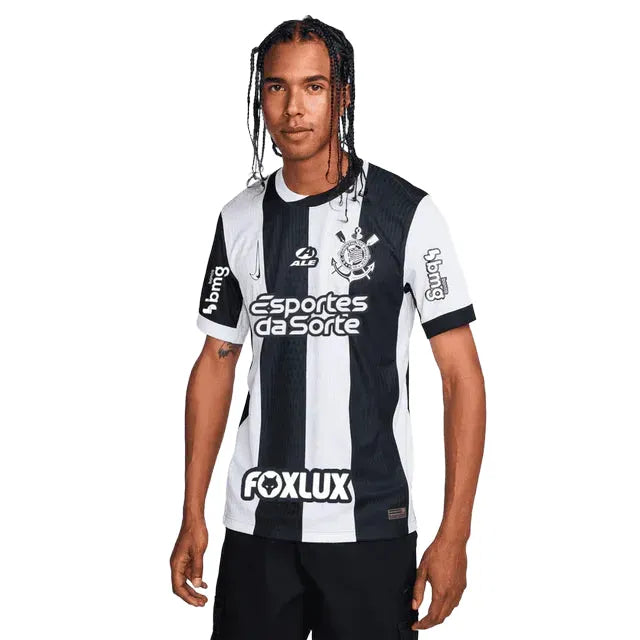 Camisa Nike Corinthians III 24/25 Jogador C/ Patrocínios, Camisa Futebol, Nike, É UMA PELA OUTRA. Nova camisa III do Corinthians, inspirada nas mulheres negras do Timão. O futebol é um esporte coletivo. E, quando elas entram em campo, estar juntas é muito mais do que só uma regra. Juntas, elas abrem caminhos. Juntas, elas conquistam respeito. Juntas, elas lutam contra o racismo. A Coleção 2024/2025 é um símbolo da luta antirracista no futebol. Sabemos que ainda há muito a ser feito, mas quanto mais aliados,