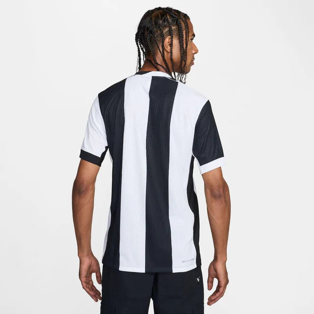 Camisa Nike Corinthians III 24/25 Jogador, Camisa Futebol, Nike, É UMA PELA OUTRA. Nova camisa III do Corinthians, inspirada nas mulheres negras do Timão. O futebol é um esporte coletivo. E, quando elas entram em campo, estar juntas é muito mais do que só uma regra. Juntas, elas abrem caminhos. Juntas, elas conquistam respeito. Juntas, elas lutam contra o racismo. A Coleção 2024/2025 é um símbolo da luta antirracista no futebol. Sabemos que ainda há muito a ser feito, mas quanto mais aliados, melhor. Negro 