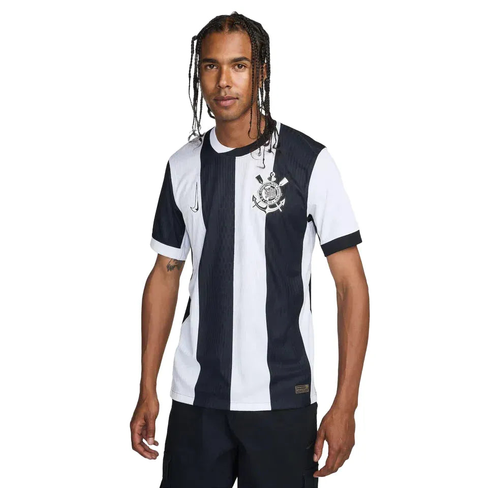 Camisa Nike Corinthians III 24/25 Jogador, Camisa Futebol, Nike, É UMA PELA OUTRA. Nova camisa III do Corinthians, inspirada nas mulheres negras do Timão. O futebol é um esporte coletivo. E, quando elas entram em campo, estar juntas é muito mais do que só uma regra. Juntas, elas abrem caminhos. Juntas, elas conquistam respeito. Juntas, elas lutam contra o racismo. A Coleção 2024/2025 é um símbolo da luta antirracista no futebol. Sabemos que ainda há muito a ser feito, mas quanto mais aliados, melhor. Negro 