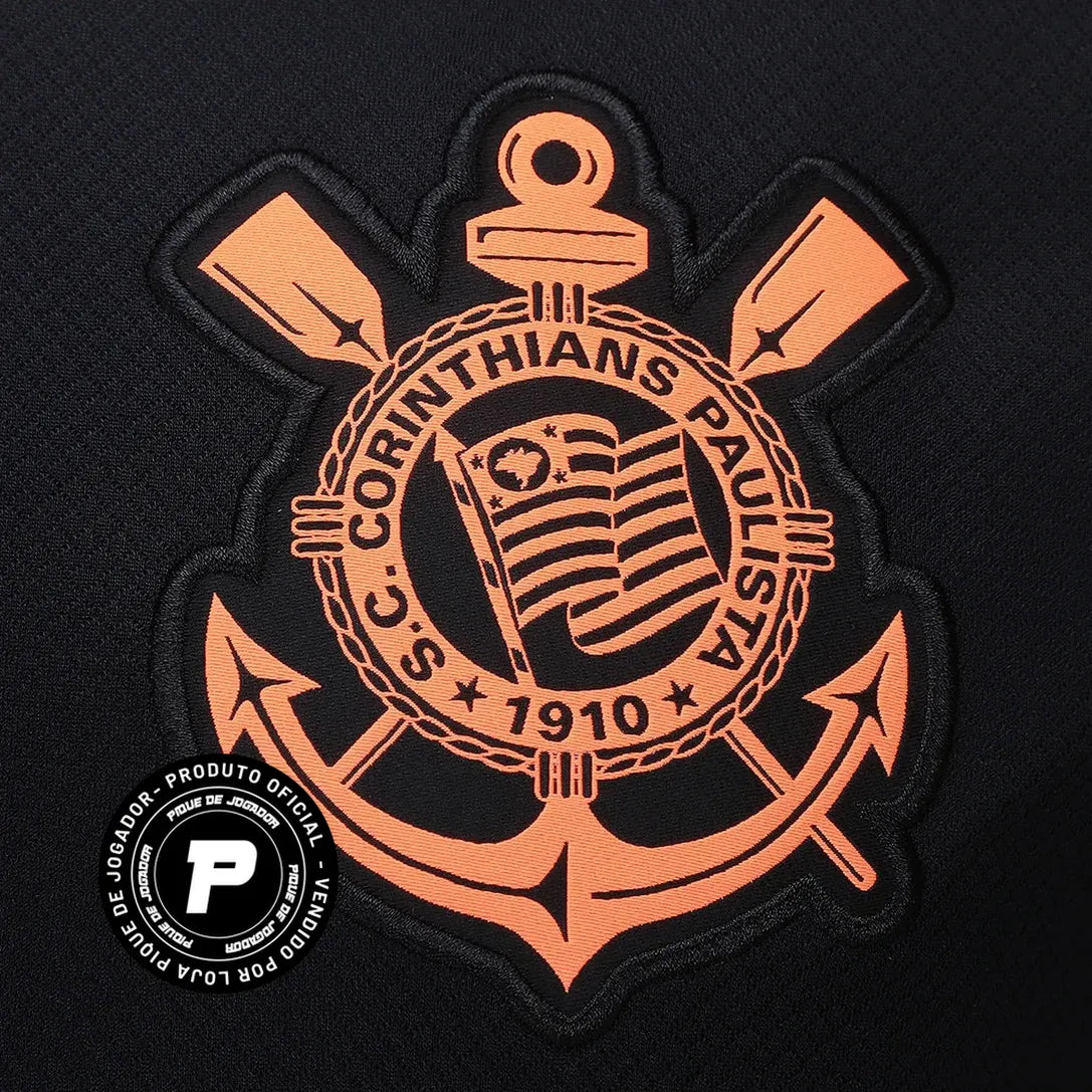 Camisa Nike Corinthians III 25/26 C/ Patrocínios, Camisa Futebol, Nike, Ficha do Produto Vista a história com a Camisa Corinthians III 25/26 s/n Torcedor Nike Masculina! Inspirada no emblemático estilo Total 90 da Nike de meados dos anos 2000, década que o Timão fez história conquistando o mundo pela primeira vez, esta terceira camisa do Corinthians é predominantemente preta com detalhes em laranja, combinando tradição e modernidade para os torcedores que buscam um visual estiloso e cheio de atitude. Confec
