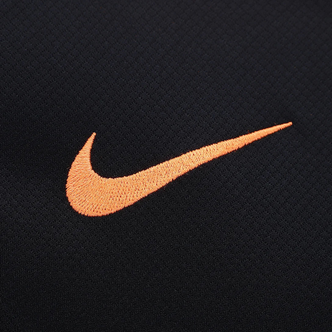 Camisa Nike Corinthians III 25/26 C/ Patrocínios, Camisa Futebol, Nike, Ficha do Produto Vista a história com a Camisa Corinthians III 25/26 s/n Torcedor Nike Masculina! Inspirada no emblemático estilo Total 90 da Nike de meados dos anos 2000, década que o Timão fez história conquistando o mundo pela primeira vez, esta terceira camisa do Corinthians é predominantemente preta com detalhes em laranja, combinando tradição e modernidade para os torcedores que buscam um visual estiloso e cheio de atitude. Confec