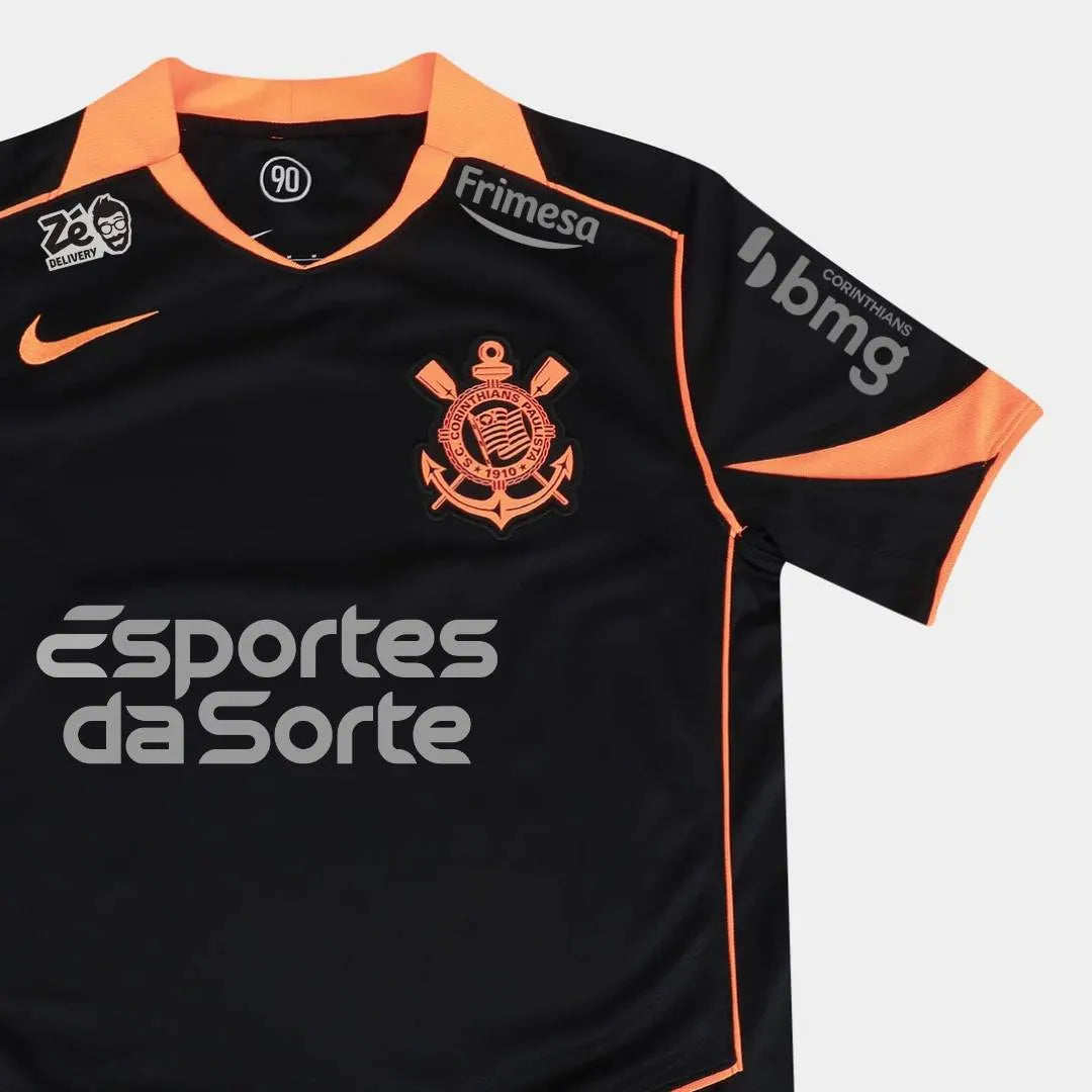 Camisa Nike Corinthians III 25/26 C/ Patrocínios, Camisa Futebol, Nike, Ficha do Produto Vista a história com a Camisa Corinthians III 25/26 s/n Torcedor Nike Masculina! Inspirada no emblemático estilo Total 90 da Nike de meados dos anos 2000, década que o Timão fez história conquistando o mundo pela primeira vez, esta terceira camisa do Corinthians é predominantemente preta com detalhes em laranja, combinando tradição e modernidade para os torcedores que buscam um visual estiloso e cheio de atitude. Confec