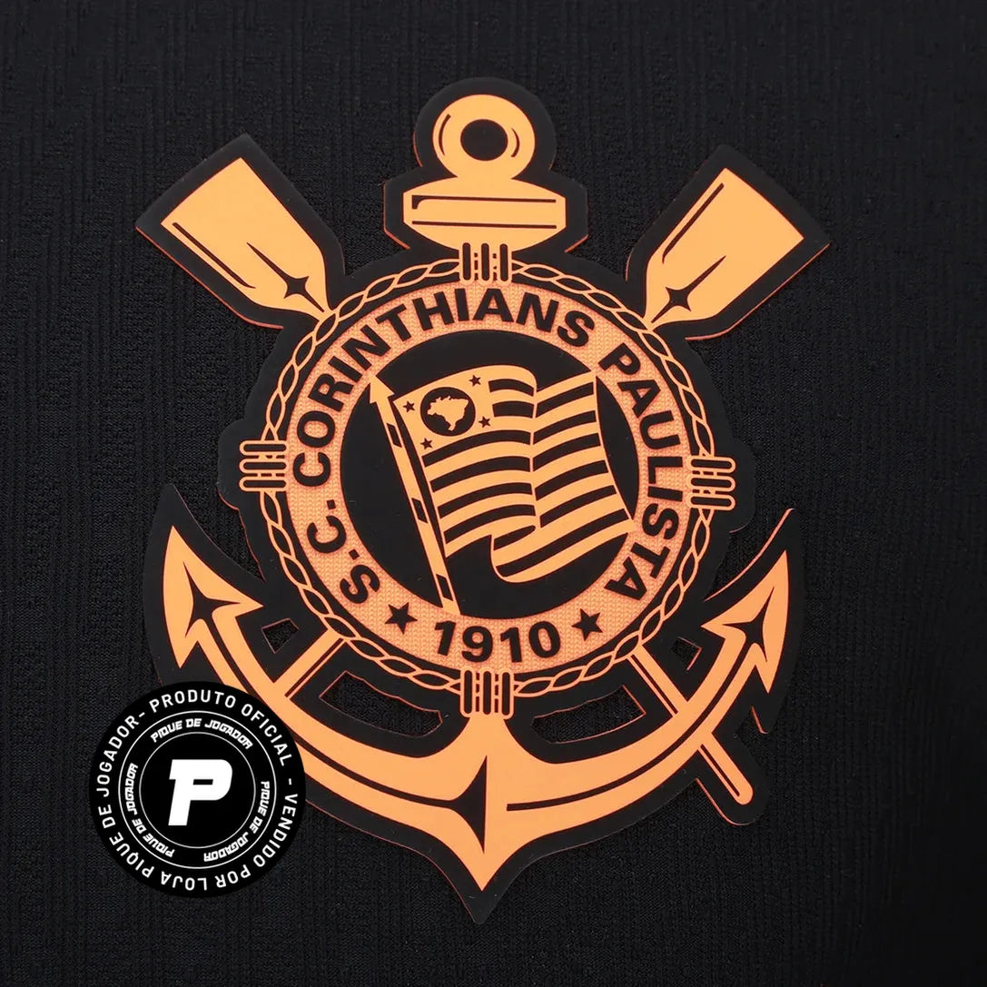 Camisa Nike Corinthians III 25/26 Jogador C/ Patrocínios, Camisa Futebol, Nike, Atenção!! Esse modelo versão jogador se encontra em PRÉ VENDA. Envios começarão no dia 5 de Outubro e o valor será reajustado para R$439,90! Vista a história com a Camisa Corinthians III 25/26 Jogador Nike Masculina! Inspirada no emblemático estilo Total 90 da Nike de meados dos anos 2000, década que o Timão fez história conquistando o mundo pela primeira vez, esta terceira camisa do Corinthians é predominantemente preta com det