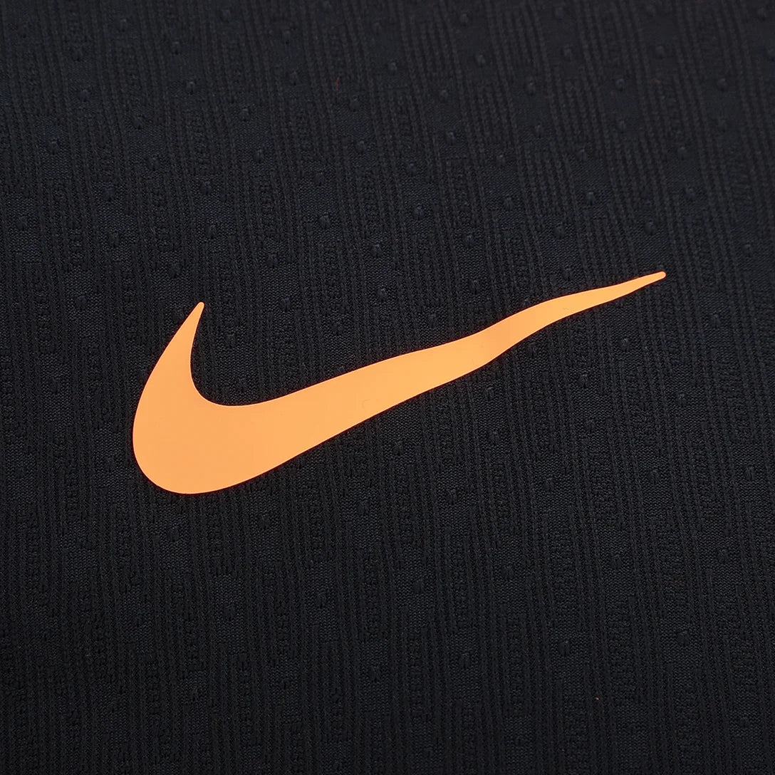 Camisa Nike Corinthians III 25/26 Jogador C/ Patrocínios, Camisa Futebol, Nike, Atenção!! Esse modelo versão jogador se encontra em PRÉ VENDA. Envios começarão no dia 5 de Outubro e o valor será reajustado para R$439,90! Vista a história com a Camisa Corinthians III 25/26 Jogador Nike Masculina! Inspirada no emblemático estilo Total 90 da Nike de meados dos anos 2000, década que o Timão fez história conquistando o mundo pela primeira vez, esta terceira camisa do Corinthians é predominantemente preta com det