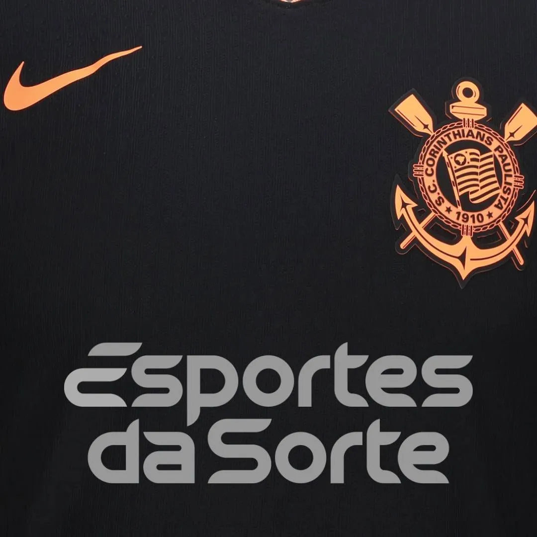 Camisa Nike Corinthians III 25/26 Jogador C/ Patrocínios, Camisa Futebol, Nike, Atenção!! Esse modelo versão jogador se encontra em PRÉ VENDA. Envios começarão no dia 5 de Outubro e o valor será reajustado para R$439,90! Vista a história com a Camisa Corinthians III 25/26 Jogador Nike Masculina! Inspirada no emblemático estilo Total 90 da Nike de meados dos anos 2000, década que o Timão fez história conquistando o mundo pela primeira vez, esta terceira camisa do Corinthians é predominantemente preta com det