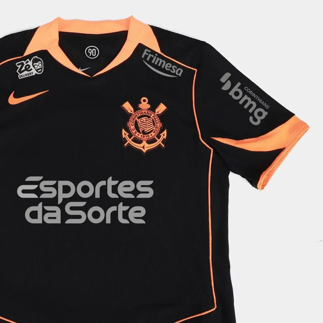 Camisa Nike Corinthians III 25/26 Jogador C/ Patrocínios, Camisa Futebol, Nike, Atenção!! Esse modelo versão jogador se encontra em PRÉ VENDA. Envios começarão no dia 5 de Outubro e o valor será reajustado para R$439,90! Vista a história com a Camisa Corinthians III 25/26 Jogador Nike Masculina! Inspirada no emblemático estilo Total 90 da Nike de meados dos anos 2000, década que o Timão fez história conquistando o mundo pela primeira vez, esta terceira camisa do Corinthians é predominantemente preta com det