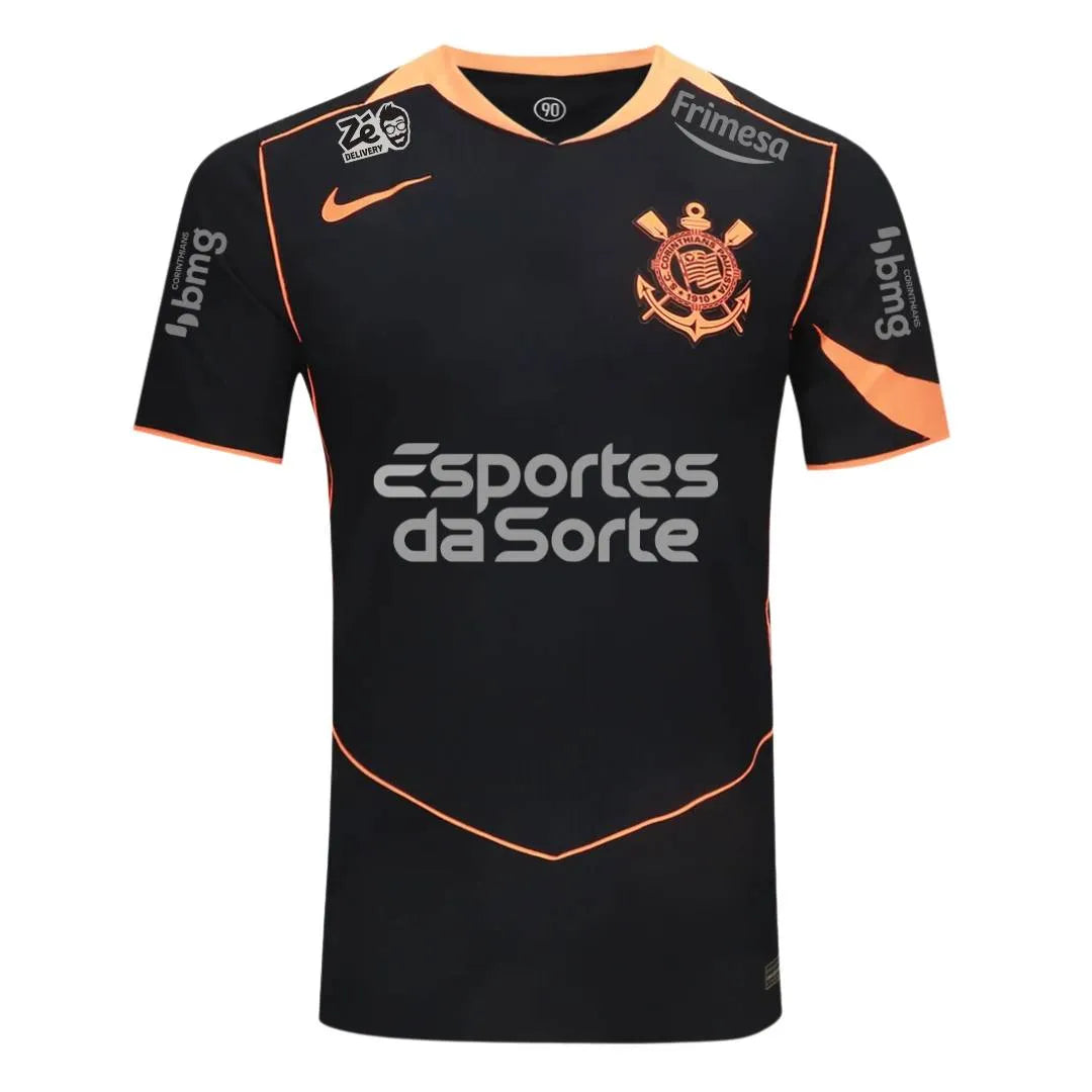 Camisa Nike Corinthians III 25/26 Jogador C/ Patrocínios, Camisa Futebol, Nike, Atenção!! Esse modelo versão jogador se encontra em PRÉ VENDA. Envios começarão no dia 5 de Outubro e o valor será reajustado para R$439,90! Vista a história com a Camisa Corinthians III 25/26 Jogador Nike Masculina! Inspirada no emblemático estilo Total 90 da Nike de meados dos anos 2000, década que o Timão fez história conquistando o mundo pela primeira vez, esta terceira camisa do Corinthians é predominantemente preta com det