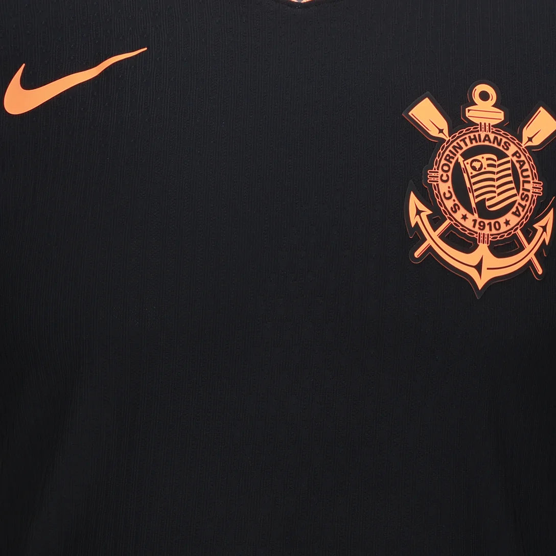 Camisa Nike Corinthians III 25/26 Jogador, Camisa Futebol, Nike, Atenção!! Esse modelo versão jogador se encontra em PRÉ VENDA. Envios começarão no dia 10 de Outubro e o valor será reajustado para R$329,90! Vista a história com a Camisa Corinthians III 25/26 Jogador Nike Masculina! Inspirada no emblemático estilo Total 90 da Nike de meados dos anos 2000, década que o Timão fez história conquistando o mundo pela primeira vez, esta terceira camisa do Corinthians é predominantemente preta com detalhes em laran