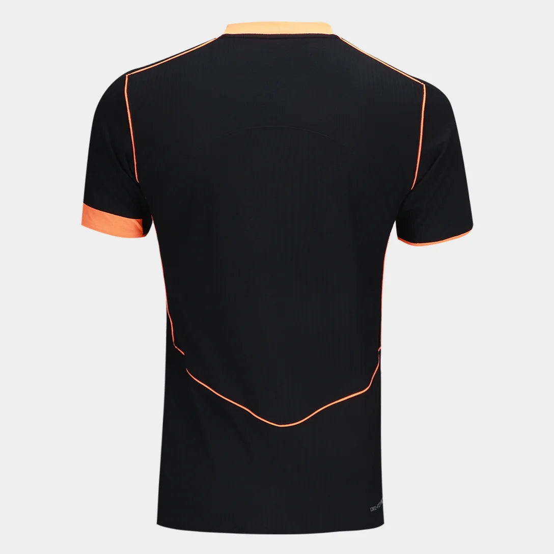 Camisa Nike Corinthians III 25/26 Jogador, Camisa Futebol, Nike, Atenção!! Esse modelo versão jogador se encontra em PRÉ VENDA. Envios começarão no dia 10 de Outubro e o valor será reajustado para R$329,90! Vista a história com a Camisa Corinthians III 25/26 Jogador Nike Masculina! Inspirada no emblemático estilo Total 90 da Nike de meados dos anos 2000, década que o Timão fez história conquistando o mundo pela primeira vez, esta terceira camisa do Corinthians é predominantemente preta com detalhes em laran
