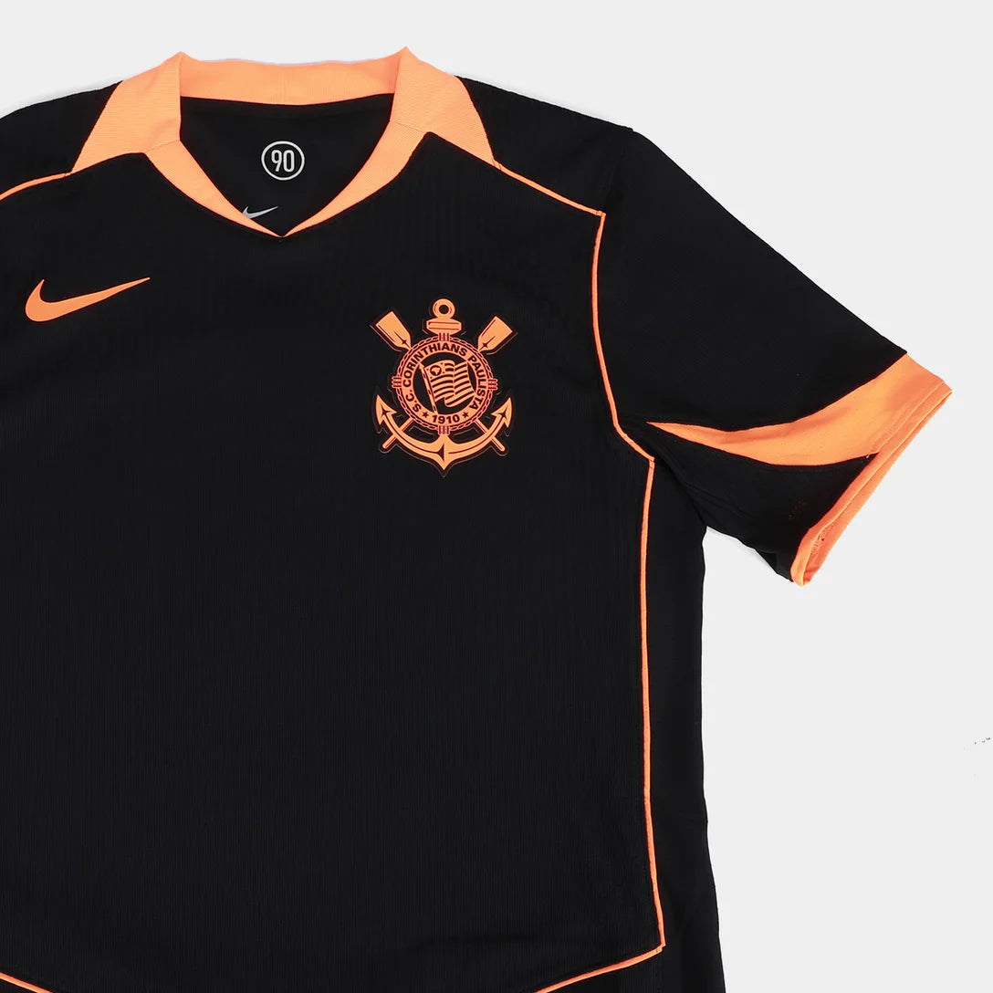 Camisa Nike Corinthians III 25/26 Jogador, Camisa Futebol, Nike, Atenção!! Esse modelo versão jogador se encontra em PRÉ VENDA. Envios começarão no dia 10 de Outubro e o valor será reajustado para R$329,90! Vista a história com a Camisa Corinthians III 25/26 Jogador Nike Masculina! Inspirada no emblemático estilo Total 90 da Nike de meados dos anos 2000, década que o Timão fez história conquistando o mundo pela primeira vez, esta terceira camisa do Corinthians é predominantemente preta com detalhes em laran