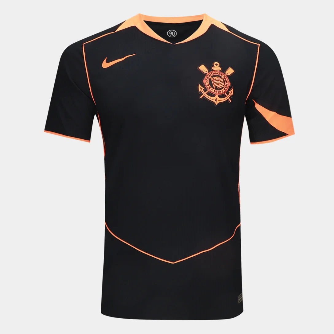 Camisa Nike Corinthians III 25/26 Jogador, Camisa Futebol, Nike, Atenção!! Esse modelo versão jogador se encontra em PRÉ VENDA. Envios começarão no dia 10 de Outubro e o valor será reajustado para R$329,90! Vista a história com a Camisa Corinthians III 25/26 Jogador Nike Masculina! Inspirada no emblemático estilo Total 90 da Nike de meados dos anos 2000, década que o Timão fez história conquistando o mundo pela primeira vez, esta terceira camisa do Corinthians é predominantemente preta com detalhes em laran