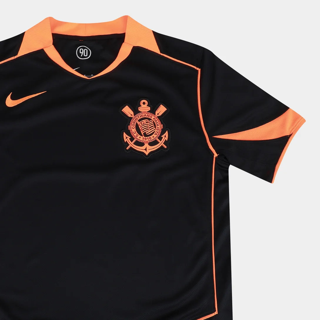 Camisa Nike Corinthians III 25/26, Camisa Futebol, Nike, Ficha do Produto Vista a história com a Camisa Corinthians III 25/26 s/n Torcedor Nike Masculina! Inspirada no emblemático estilo Total 90 da Nike de meados dos anos 2000, década que o Timão fez história conquistando o mundo pela primeira vez, esta terceira camisa do Corinthians é predominantemente preta com detalhes em laranja, combinando tradição e modernidade para os torcedores que buscam um visual estiloso e cheio de atitude. Confeccionada com mat