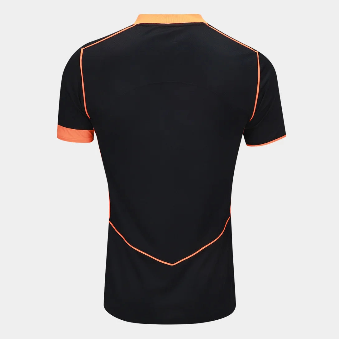 Camisa Nike Corinthians III 25/26, Camisa Futebol, Nike, Ficha do Produto Vista a história com a Camisa Corinthians III 25/26 s/n Torcedor Nike Masculina! Inspirada no emblemático estilo Total 90 da Nike de meados dos anos 2000, década que o Timão fez história conquistando o mundo pela primeira vez, esta terceira camisa do Corinthians é predominantemente preta com detalhes em laranja, combinando tradição e modernidade para os torcedores que buscam um visual estiloso e cheio de atitude. Confeccionada com mat