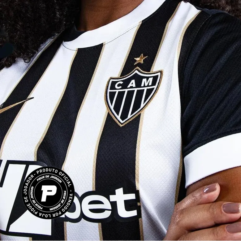 Camisa Nike Feminina Atlético Mineiro 26/27 Home, Camisa Futebol, Adidas, Descrição Inspirada no título de Campeão Brasileiro de 1971, a nova camisa 1 do Galo celebra a doideira que se espalhou para milhões de cabeças de atleticanos após a cabeçada histórica de Dadá Maravilha. O manto alvinegro pra quem vive o Galo dentro e fora das arquibancadas. A versão torcedor oferece o caimento perfeito para representar o Atlético com conforto todos os dias. Detalhes do Produto Tecnologia Nike Dri-FIT absorve o suor d