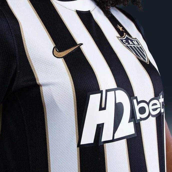 Camisa Nike Feminina Atlético Mineiro 26/27 Home, Camisa Futebol, Adidas, Descrição Inspirada no título de Campeão Brasileiro de 1971, a nova camisa 1 do Galo celebra a doideira que se espalhou para milhões de cabeças de atleticanos após a cabeçada histórica de Dadá Maravilha. O manto alvinegro pra quem vive o Galo dentro e fora das arquibancadas. A versão torcedor oferece o caimento perfeito para representar o Atlético com conforto todos os dias. Detalhes do Produto Tecnologia Nike Dri-FIT absorve o suor d