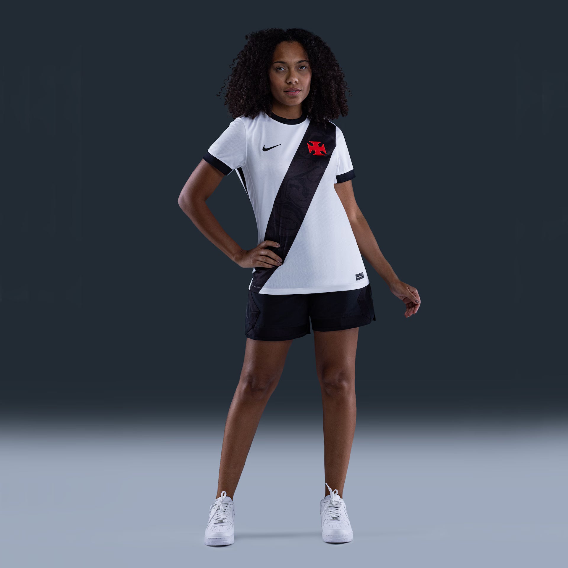 Camisa Nike Feminina Vasco da Gama 2026/27 Away, Camisa Futebol, Kappa, Inspirada na história de um clube que nunca se curvou ao medo. A Camisa Home do Vasco da Gama 26/27 celebra a coragem de quem sempre enfrentou desafios dentro e fora de campo, mantendo viva a essência cruzmaltina. Desenvolvida com o mesmo visual da camisa usada pelos jogadores, essa versão foi pensada para o dia a dia do torcedor. Une autenticidade, conforto e identidade, perfeita tanto para as arquibancadas quanto para as ruas. Uma cam