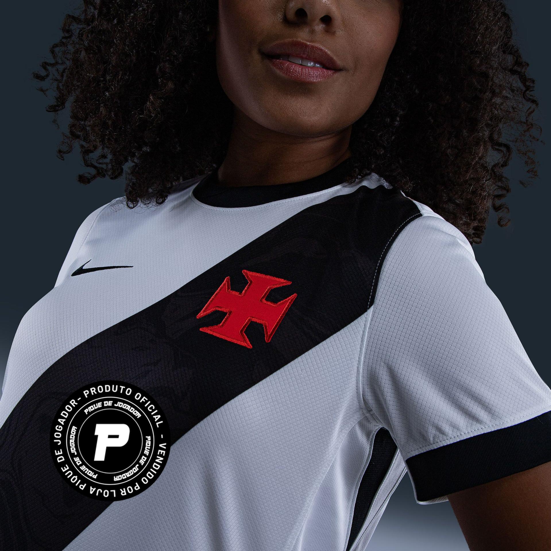 Camisa Nike Feminina Vasco da Gama 2026/27 Away, Camisa Futebol, Kappa, Inspirada na história de um clube que nunca se curvou ao medo. A Camisa Home do Vasco da Gama 26/27 celebra a coragem de quem sempre enfrentou desafios dentro e fora de campo, mantendo viva a essência cruzmaltina. Desenvolvida com o mesmo visual da camisa usada pelos jogadores, essa versão foi pensada para o dia a dia do torcedor. Une autenticidade, conforto e identidade, perfeita tanto para as arquibancadas quanto para as ruas. Uma cam
