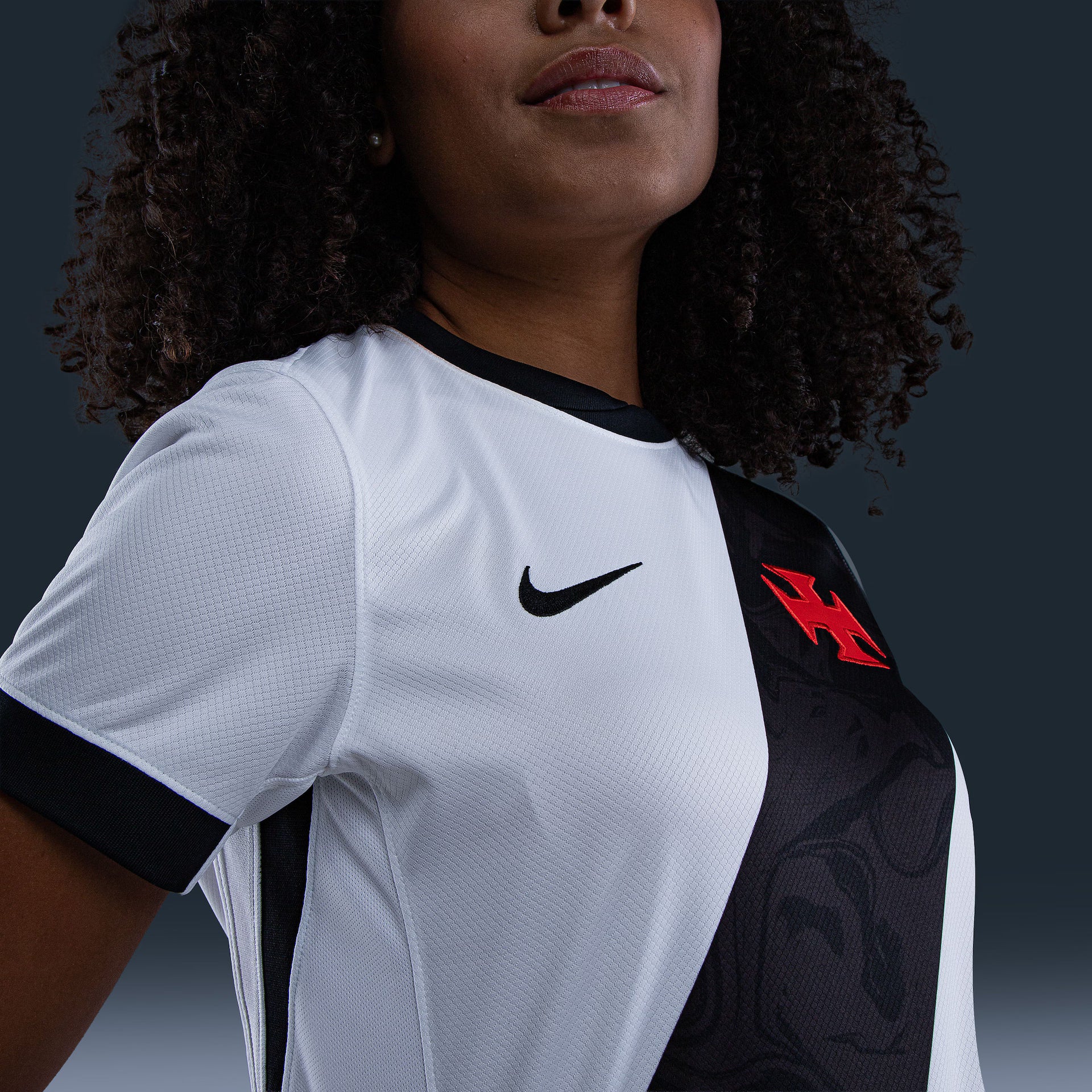 Camisa Nike Feminina Vasco da Gama 2026/27 Away, Camisa Futebol, Kappa, Inspirada na história de um clube que nunca se curvou ao medo. A Camisa Home do Vasco da Gama 26/27 celebra a coragem de quem sempre enfrentou desafios dentro e fora de campo, mantendo viva a essência cruzmaltina. Desenvolvida com o mesmo visual da camisa usada pelos jogadores, essa versão foi pensada para o dia a dia do torcedor. Une autenticidade, conforto e identidade, perfeita tanto para as arquibancadas quanto para as ruas. Uma cam
