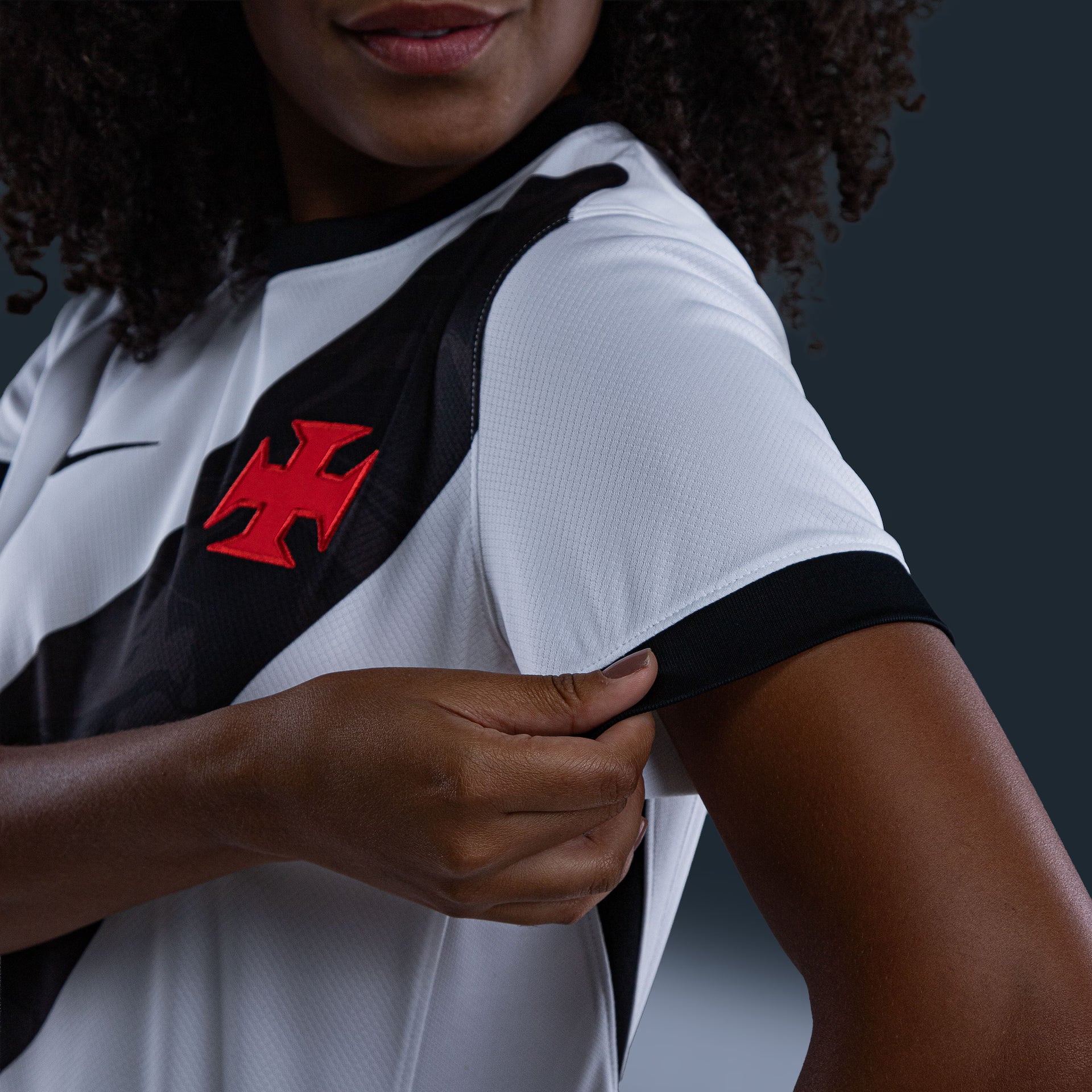 Camisa Nike Feminina Vasco da Gama 2026/27 Away, Camisa Futebol, Kappa, Inspirada na história de um clube que nunca se curvou ao medo. A Camisa Home do Vasco da Gama 26/27 celebra a coragem de quem sempre enfrentou desafios dentro e fora de campo, mantendo viva a essência cruzmaltina. Desenvolvida com o mesmo visual da camisa usada pelos jogadores, essa versão foi pensada para o dia a dia do torcedor. Une autenticidade, conforto e identidade, perfeita tanto para as arquibancadas quanto para as ruas. Uma cam
