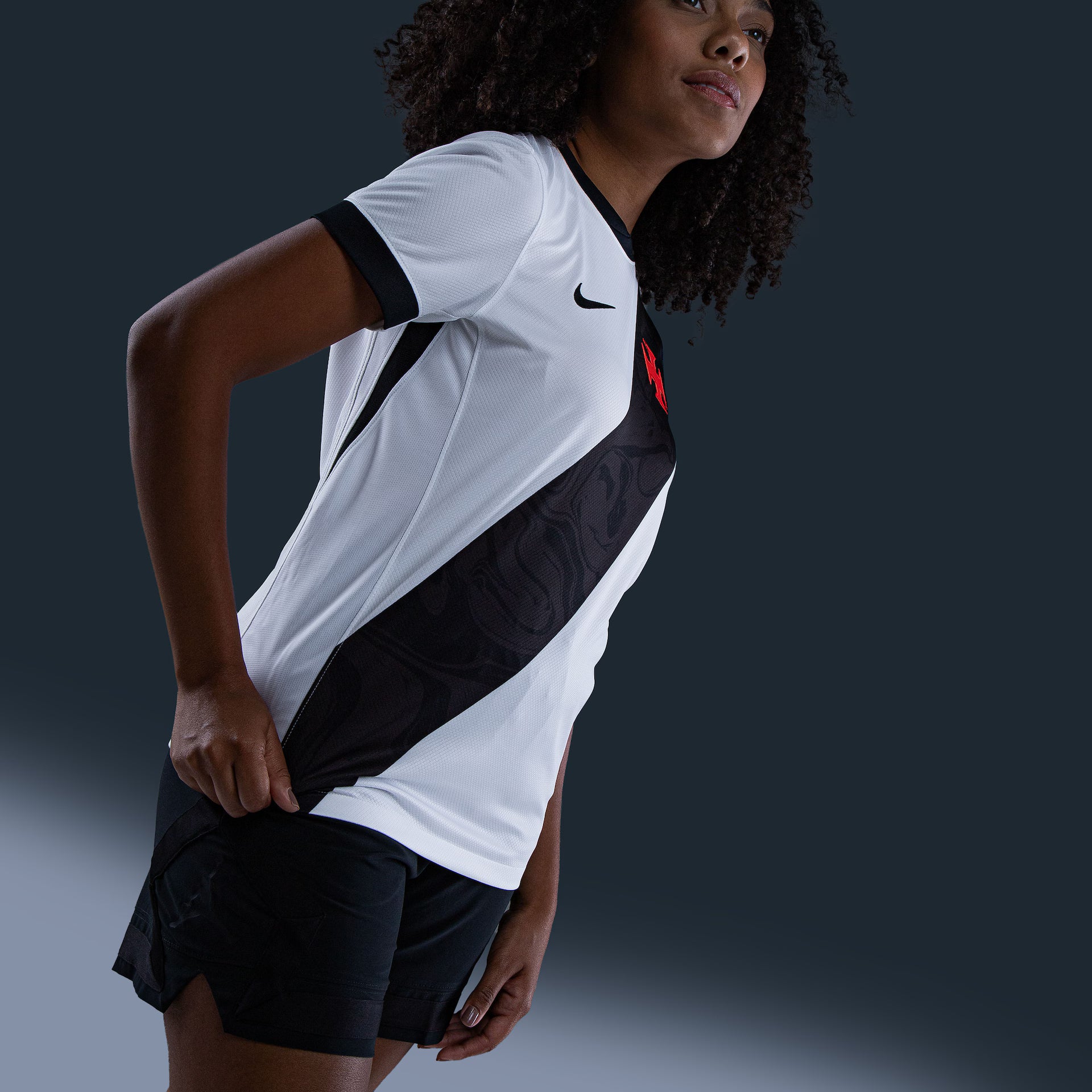 Camisa Nike Feminina Vasco da Gama 2026/27 Away, Camisa Futebol, Kappa, Inspirada na história de um clube que nunca se curvou ao medo. A Camisa Home do Vasco da Gama 26/27 celebra a coragem de quem sempre enfrentou desafios dentro e fora de campo, mantendo viva a essência cruzmaltina. Desenvolvida com o mesmo visual da camisa usada pelos jogadores, essa versão foi pensada para o dia a dia do torcedor. Une autenticidade, conforto e identidade, perfeita tanto para as arquibancadas quanto para as ruas. Uma cam