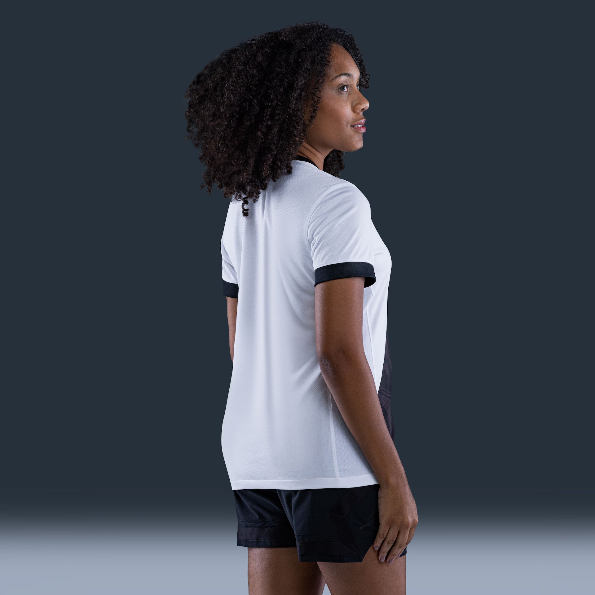 Camisa Nike Feminina Vasco da Gama 2026/27 Away, Camisa Futebol, Kappa, Inspirada na história de um clube que nunca se curvou ao medo. A Camisa Home do Vasco da Gama 26/27 celebra a coragem de quem sempre enfrentou desafios dentro e fora de campo, mantendo viva a essência cruzmaltina. Desenvolvida com o mesmo visual da camisa usada pelos jogadores, essa versão foi pensada para o dia a dia do torcedor. Une autenticidade, conforto e identidade, perfeita tanto para as arquibancadas quanto para as ruas. Uma cam