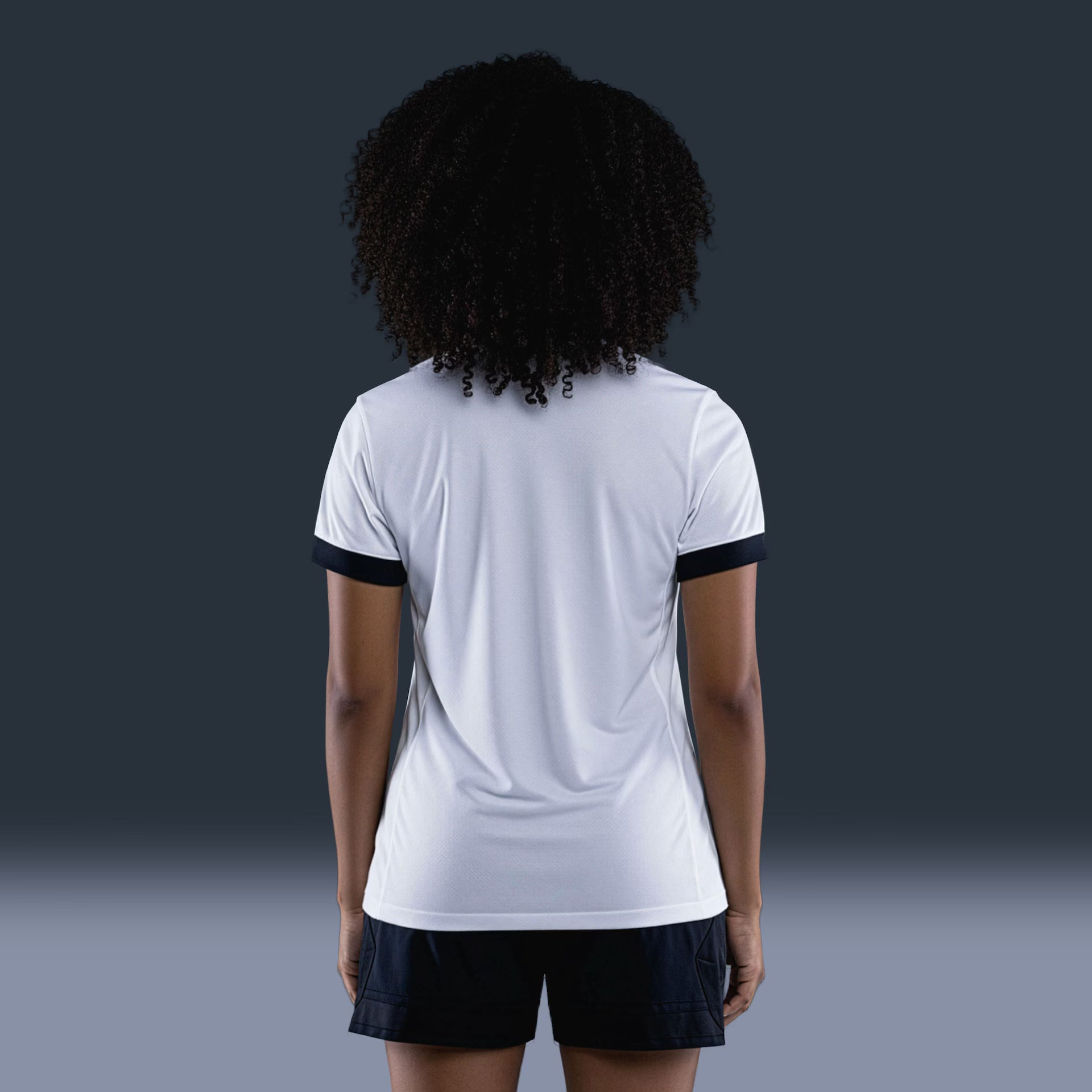 Camisa Nike Feminina Vasco da Gama 2026/27 Away, Camisa Futebol, Kappa, Inspirada na história de um clube que nunca se curvou ao medo. A Camisa Home do Vasco da Gama 26/27 celebra a coragem de quem sempre enfrentou desafios dentro e fora de campo, mantendo viva a essência cruzmaltina. Desenvolvida com o mesmo visual da camisa usada pelos jogadores, essa versão foi pensada para o dia a dia do torcedor. Une autenticidade, conforto e identidade, perfeita tanto para as arquibancadas quanto para as ruas. Uma cam