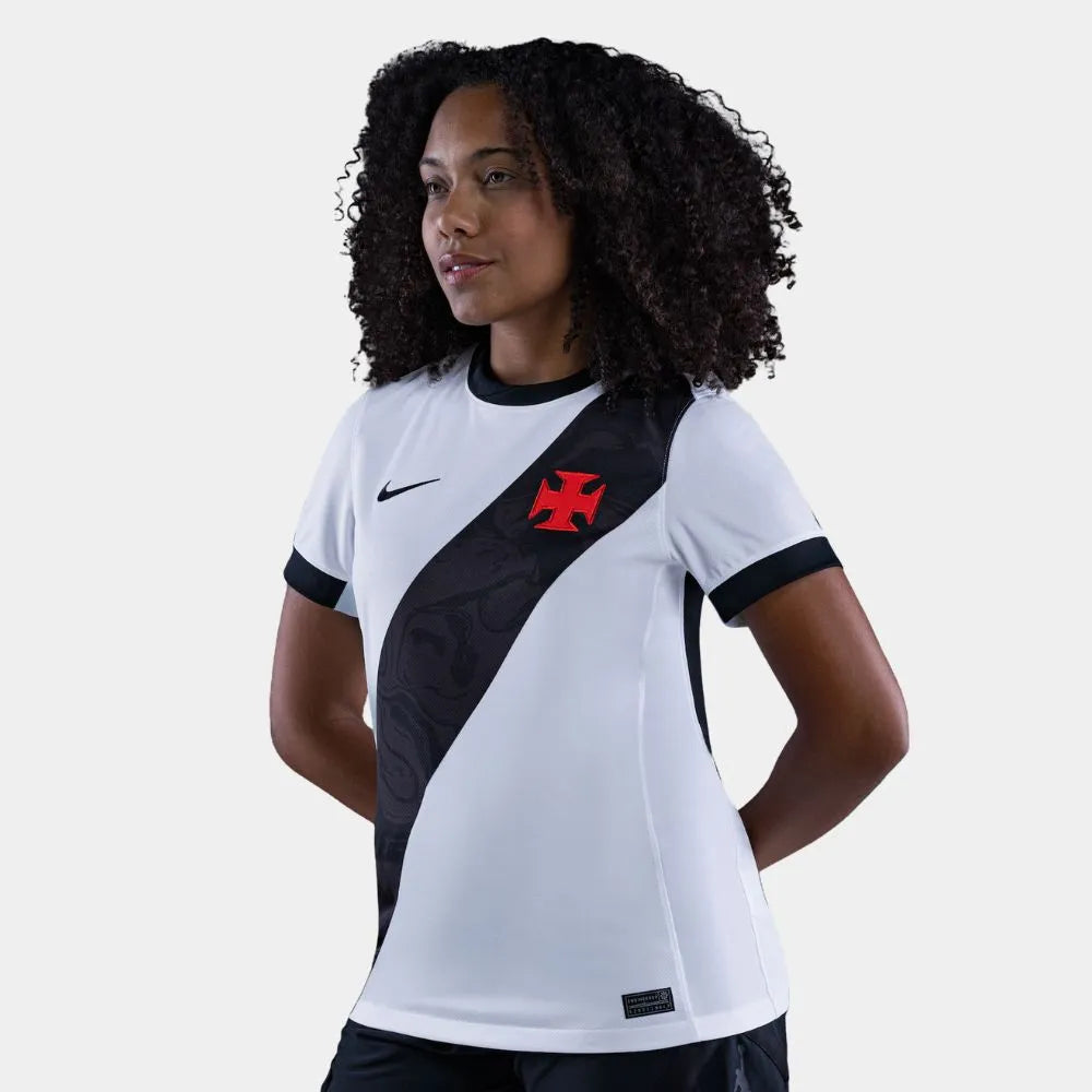 Camisa Nike Feminina Vasco da Gama 2026/27 Away, Camisa Futebol, Kappa, Inspirada na história de um clube que nunca se curvou ao medo. A Camisa Home do Vasco da Gama 26/27 celebra a coragem de quem sempre enfrentou desafios dentro e fora de campo, mantendo viva a essência cruzmaltina. Desenvolvida com o mesmo visual da camisa usada pelos jogadores, essa versão foi pensada para o dia a dia do torcedor. Une autenticidade, conforto e identidade, perfeita tanto para as arquibancadas quanto para as ruas. Uma cam
