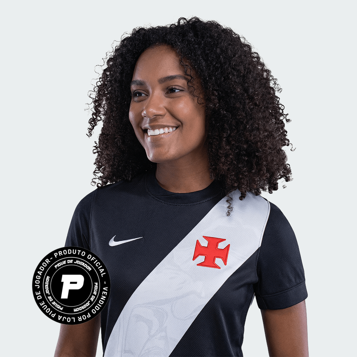 Camisa Nike Feminina Vasco da Gama 2026/27 Home, Camisa Futebol, Kappa, Inspirada na história de um clube que nunca se curvou ao medo. A Camisa Home do Vasco da Gama 26/27 celebra a coragem de quem sempre enfrentou desafios dentro e fora de campo, mantendo viva a essência cruzmaltina. Desenvolvida com o mesmo visual da camisa usada pelos jogadores, essa versão foi pensada para o dia a dia do torcedor. Une autenticidade, conforto e identidade, perfeita tanto para as arquibancadas quanto para as ruas. Uma cam