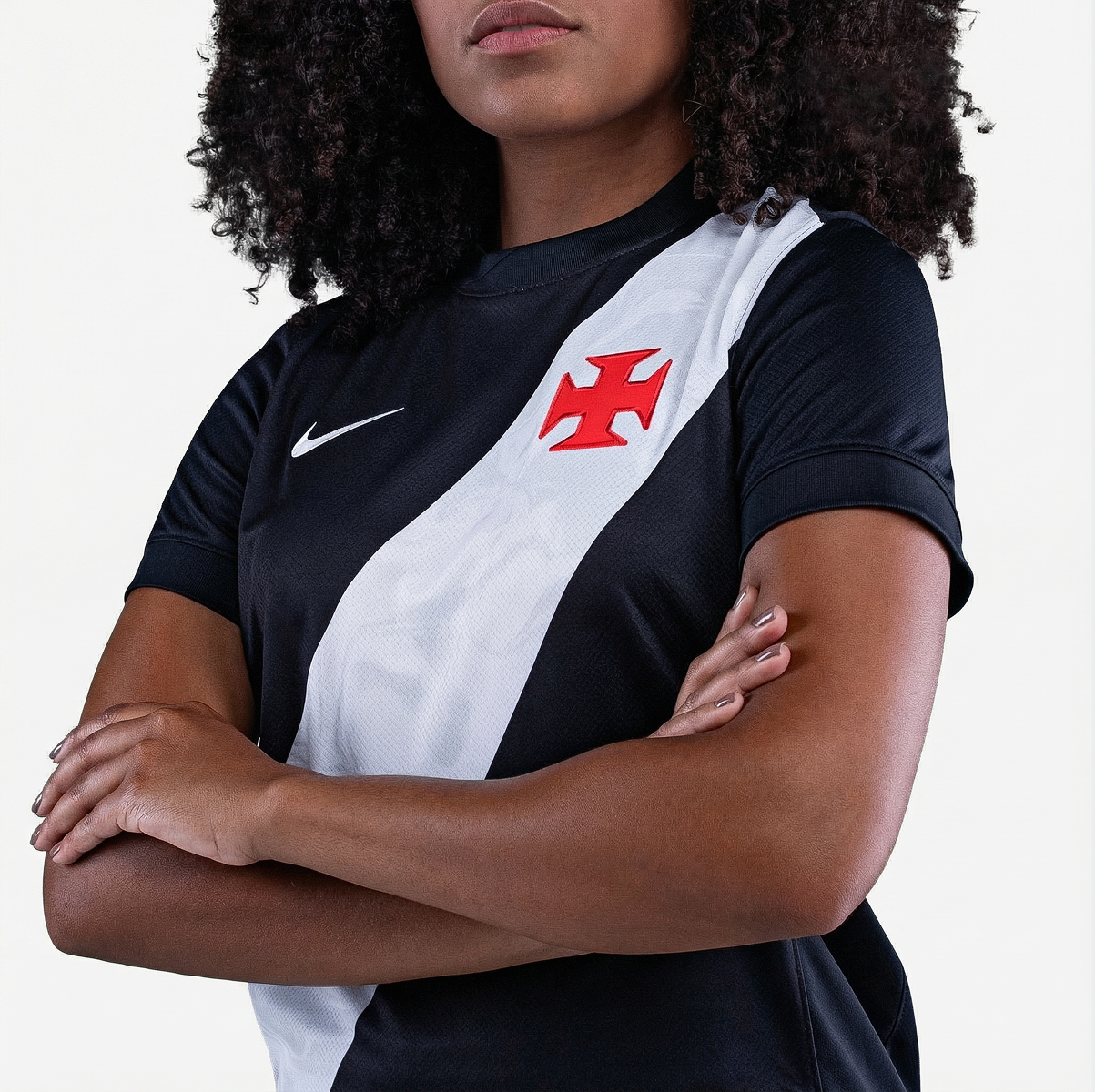 Camisa Nike Feminina Vasco da Gama 2026/27 Home, Camisa Futebol, Kappa, Inspirada na história de um clube que nunca se curvou ao medo. A Camisa Home do Vasco da Gama 26/27 celebra a coragem de quem sempre enfrentou desafios dentro e fora de campo, mantendo viva a essência cruzmaltina. Desenvolvida com o mesmo visual da camisa usada pelos jogadores, essa versão foi pensada para o dia a dia do torcedor. Une autenticidade, conforto e identidade, perfeita tanto para as arquibancadas quanto para as ruas. Uma cam
