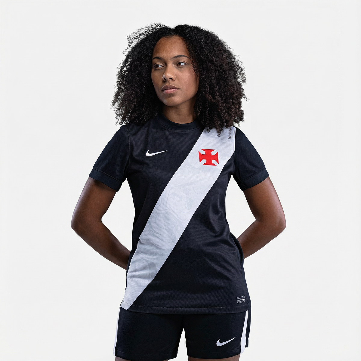 Camisa Nike Feminina Vasco da Gama 2026/27 Home, Camisa Futebol, Kappa, Inspirada na história de um clube que nunca se curvou ao medo. A Camisa Home do Vasco da Gama 26/27 celebra a coragem de quem sempre enfrentou desafios dentro e fora de campo, mantendo viva a essência cruzmaltina. Desenvolvida com o mesmo visual da camisa usada pelos jogadores, essa versão foi pensada para o dia a dia do torcedor. Une autenticidade, conforto e identidade, perfeita tanto para as arquibancadas quanto para as ruas. Uma cam