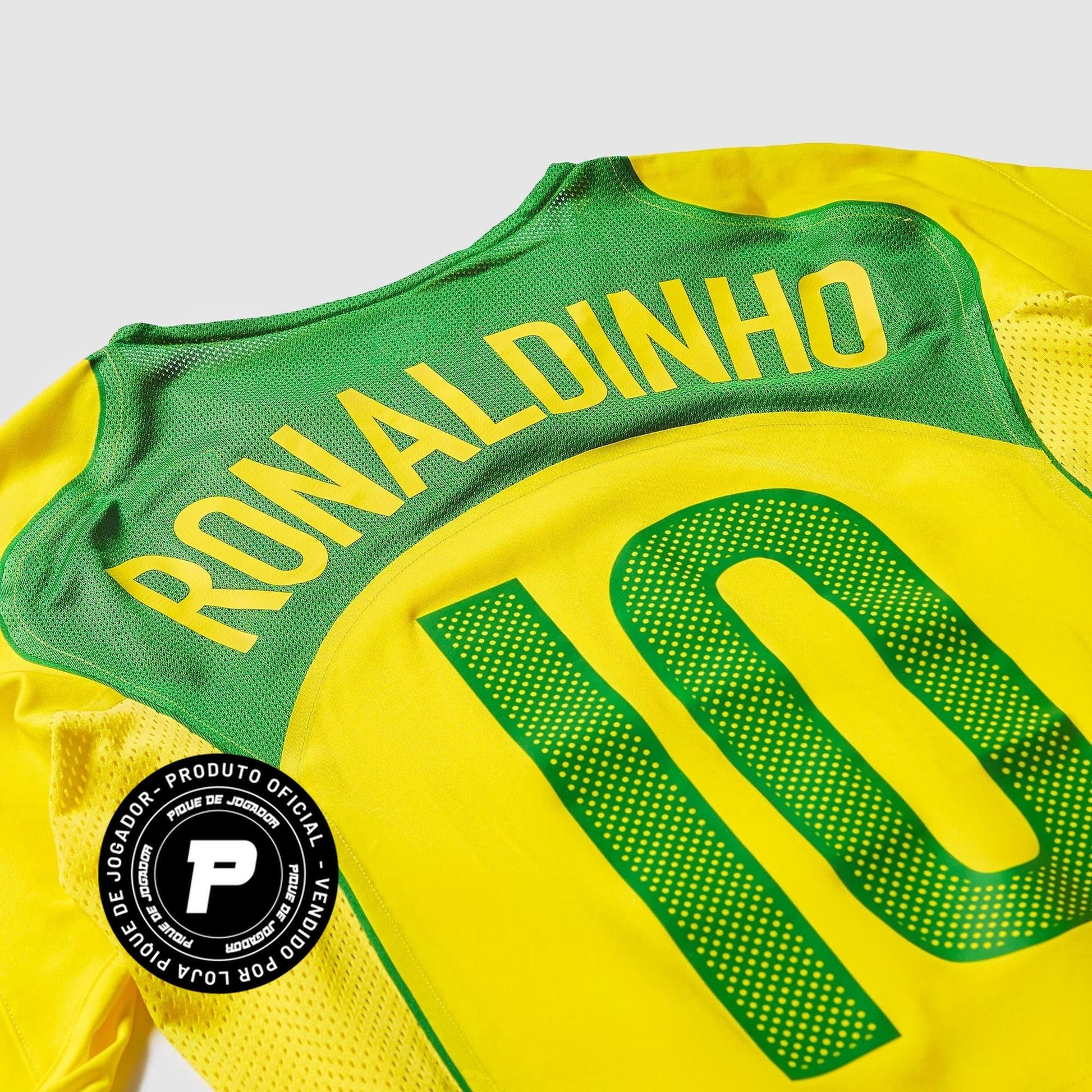 Camisa Nike Remake 2004 Seleção Brasileira Total 90 Ronaldinho, Camisas de Futebol, PIQUE DE JOGADOR, Reviva um dos períodos mais marcantes do futebol brasileiro com a Camisa Nike Remake 2004 Seleção Brasileira Total 90 Ronaldinho. Inspirada no icônico uniforme da linha Total 90 utilizado pela Seleção Brasileira em meados dos anos 2000, essa peça representa a era em que Ronaldinho encantava o mundo com sua habilidade, criatividade e alegria dentro de campo. O design segue o estilo característico da linha To