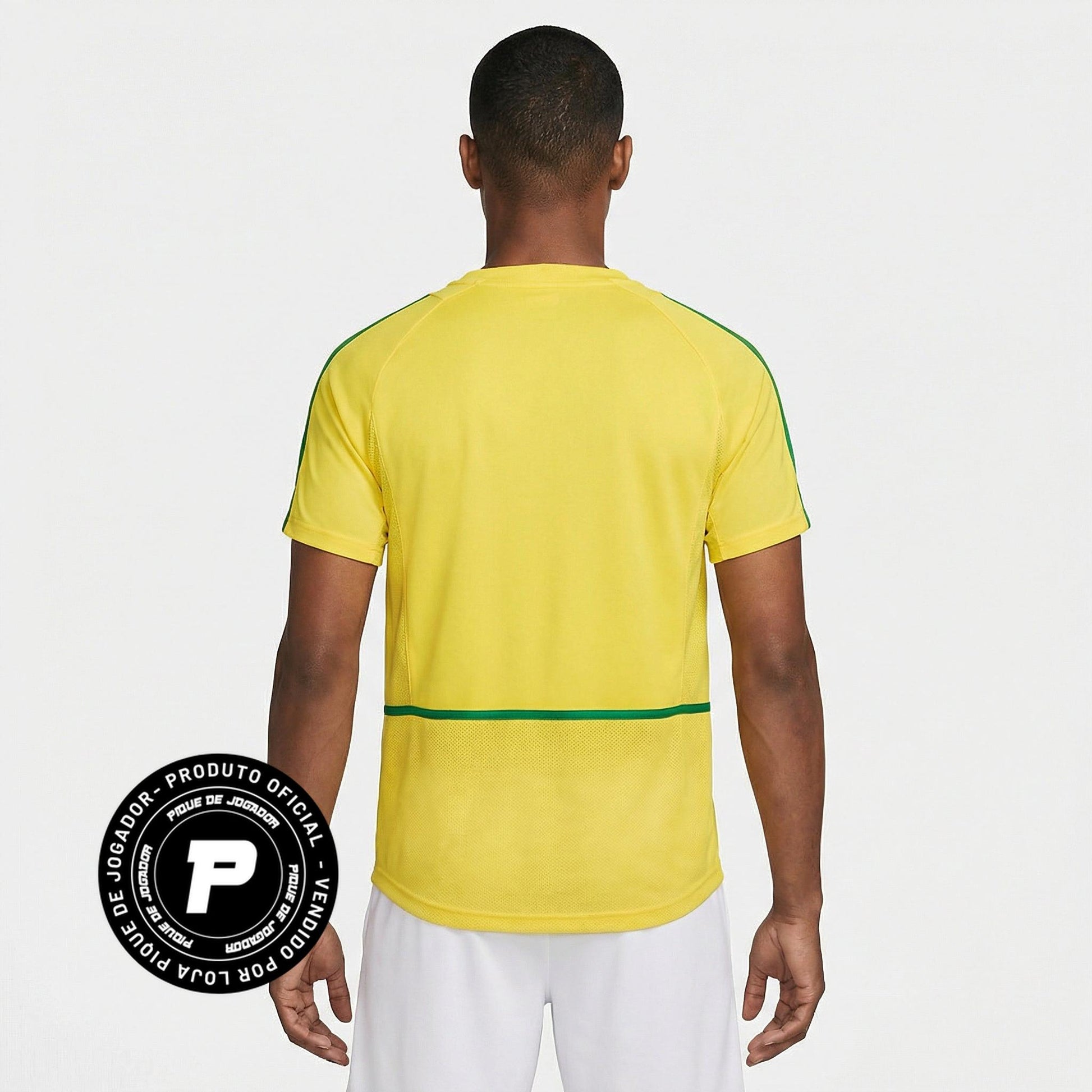 Camisa Nike Retro Brasil 2002, , PIQUE DE JOGADOR, Reviva a emoção de uma das maiores conquistas da história do futebol com a Camisa Nike Retrô Brasil 2002. Inspirada no uniforme utilizado pela Seleção Brasileira na campanha do pentacampeonato mundial, essa camisa representa um dos momentos mais marcantes do esporte. O design clássico em amarelo com detalhes em verde mantém a identidade tradicional da Seleção Brasileira e relembra o uniforme que ficou eternizado na Copa do Mundo de 2002. Esse modelo remete 