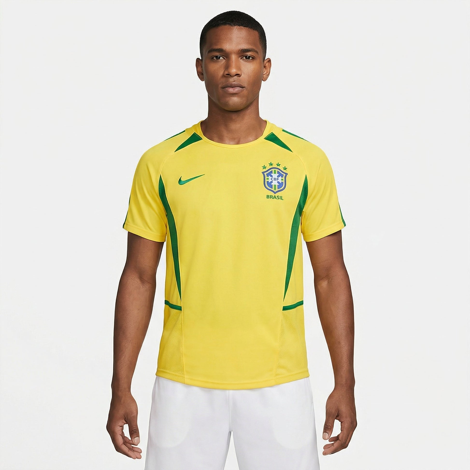 Camisa Nike Retro Brasil 2002, , PIQUE DE JOGADOR, Reviva a emoção de uma das maiores conquistas da história do futebol com a Camisa Nike Retrô Brasil 2002. Inspirada no uniforme utilizado pela Seleção Brasileira na campanha do pentacampeonato mundial, essa camisa representa um dos momentos mais marcantes do esporte. O design clássico em amarelo com detalhes em verde mantém a identidade tradicional da Seleção Brasileira e relembra o uniforme que ficou eternizado na Copa do Mundo de 2002. Esse modelo remete 
