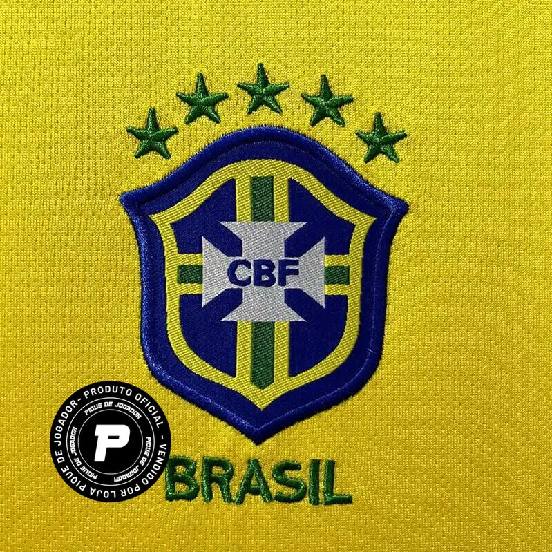 Camisa Nike Retrô Brasil 2004 Home Manga Longa, , PIQUE DE JOGADOR, Reviva um dos períodos mais marcantes do futebol brasileiro com a Camisa Nike Retrô Brasil 2004 Home Manga Longa. Inspirada no uniforme titular utilizado pela Seleção Brasileira em meados dos anos 2000, essa peça resgata o visual clássico que marcou uma geração de grandes jogadores e momentos importantes da história do futebol. O design tradicional em amarelo com detalhes em verde mantém a identidade histórica da Seleção Brasileira, trazend