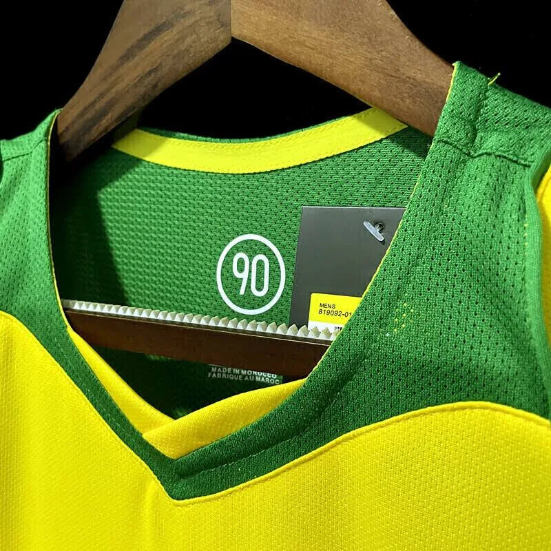Camisa Nike Retrô Brasil 2004 Home Manga Longa, , PIQUE DE JOGADOR, Reviva um dos períodos mais marcantes do futebol brasileiro com a Camisa Nike Retrô Brasil 2004 Home Manga Longa. Inspirada no uniforme titular utilizado pela Seleção Brasileira em meados dos anos 2000, essa peça resgata o visual clássico que marcou uma geração de grandes jogadores e momentos importantes da história do futebol. O design tradicional em amarelo com detalhes em verde mantém a identidade histórica da Seleção Brasileira, trazend