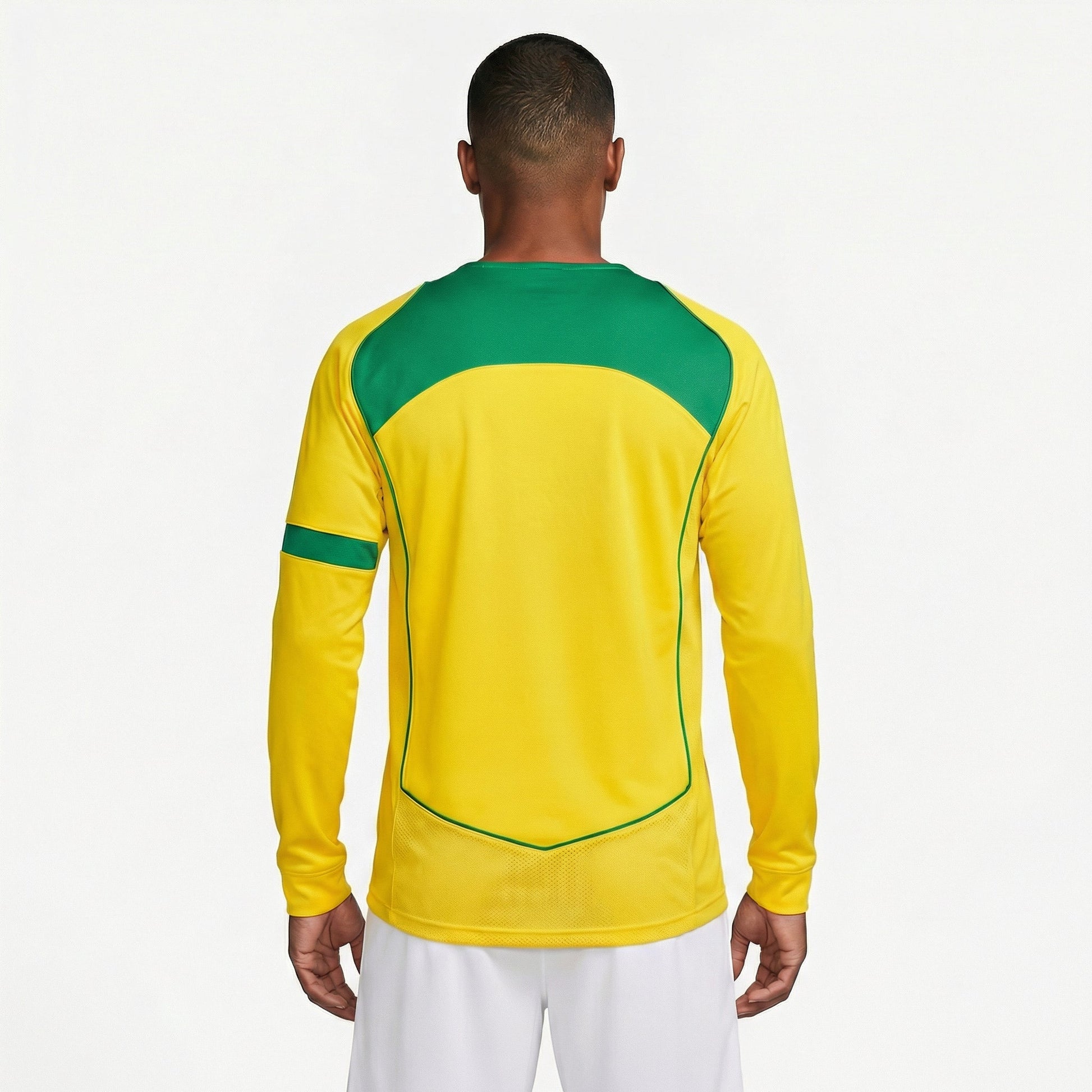 Camisa Nike Retrô Brasil 2004 Home Manga Longa, , PIQUE DE JOGADOR, Reviva um dos períodos mais marcantes do futebol brasileiro com a Camisa Nike Retrô Brasil 2004 Home Manga Longa. Inspirada no uniforme titular utilizado pela Seleção Brasileira em meados dos anos 2000, essa peça resgata o visual clássico que marcou uma geração de grandes jogadores e momentos importantes da história do futebol. O design tradicional em amarelo com detalhes em verde mantém a identidade histórica da Seleção Brasileira, trazend