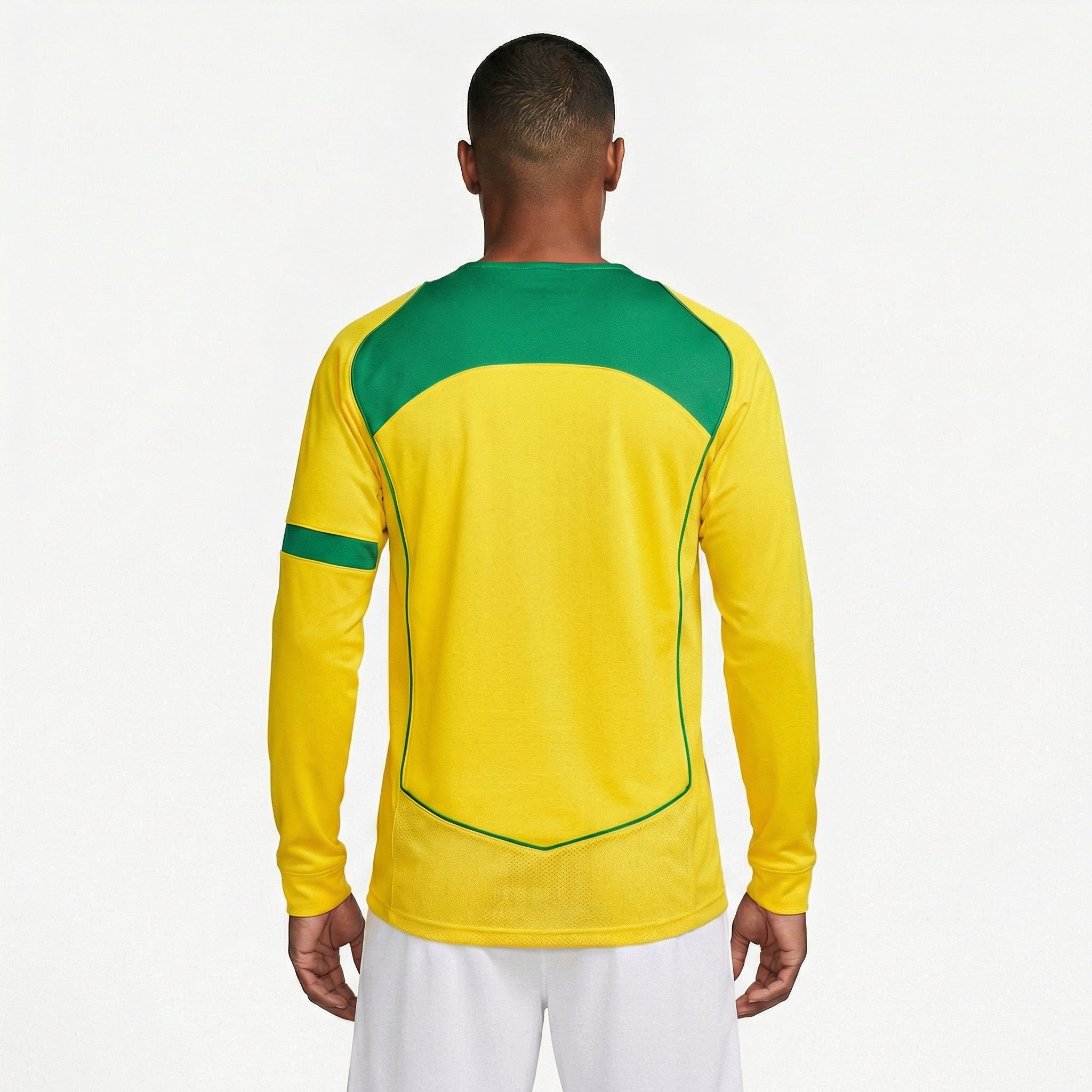 Camisa Nike Retrô Brasil 2004 Home Manga Longa, , PIQUE DE JOGADOR, Reviva um dos períodos mais marcantes do futebol brasileiro com a Camisa Nike Retrô Brasil 2004 Home Manga Longa. Inspirada no uniforme titular utilizado pela Seleção Brasileira em meados dos anos 2000, essa peça resgata o visual clássico que marcou uma geração de grandes jogadores e momentos importantes da história do futebol. O design tradicional em amarelo com detalhes em verde mantém a identidade histórica da Seleção Brasileira, trazend
