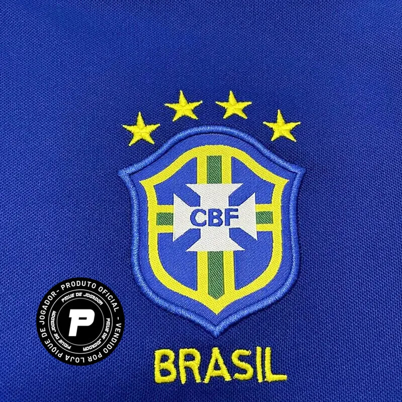 Camisa Nike Retro Seleção Brasileira 1998 Away, , PIQUE DE JOGADOR, Reviva um dos momentos marcantes do futebol brasileiro com a Camisa Nike Retrô Seleção Brasileira 1998 Away. Inspirada no uniforme reserva utilizado pela Seleção Brasileira na Copa do Mundo de 1998, essa camisa resgata o visual clássico que marcou uma geração de grandes jogadores e uma campanha histórica no torneio. Com seu design tradicional em azul com detalhes elegantes, o modelo mantém a identidade forte da Seleção Brasileira mesmo fora