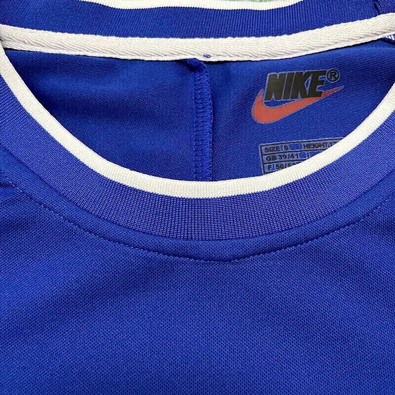 Camisa Nike Retro Seleção Brasileira 1998 Away, , PIQUE DE JOGADOR, Reviva um dos momentos marcantes do futebol brasileiro com a Camisa Nike Retrô Seleção Brasileira 1998 Away. Inspirada no uniforme reserva utilizado pela Seleção Brasileira na Copa do Mundo de 1998, essa camisa resgata o visual clássico que marcou uma geração de grandes jogadores e uma campanha histórica no torneio. Com seu design tradicional em azul com detalhes elegantes, o modelo mantém a identidade forte da Seleção Brasileira mesmo fora